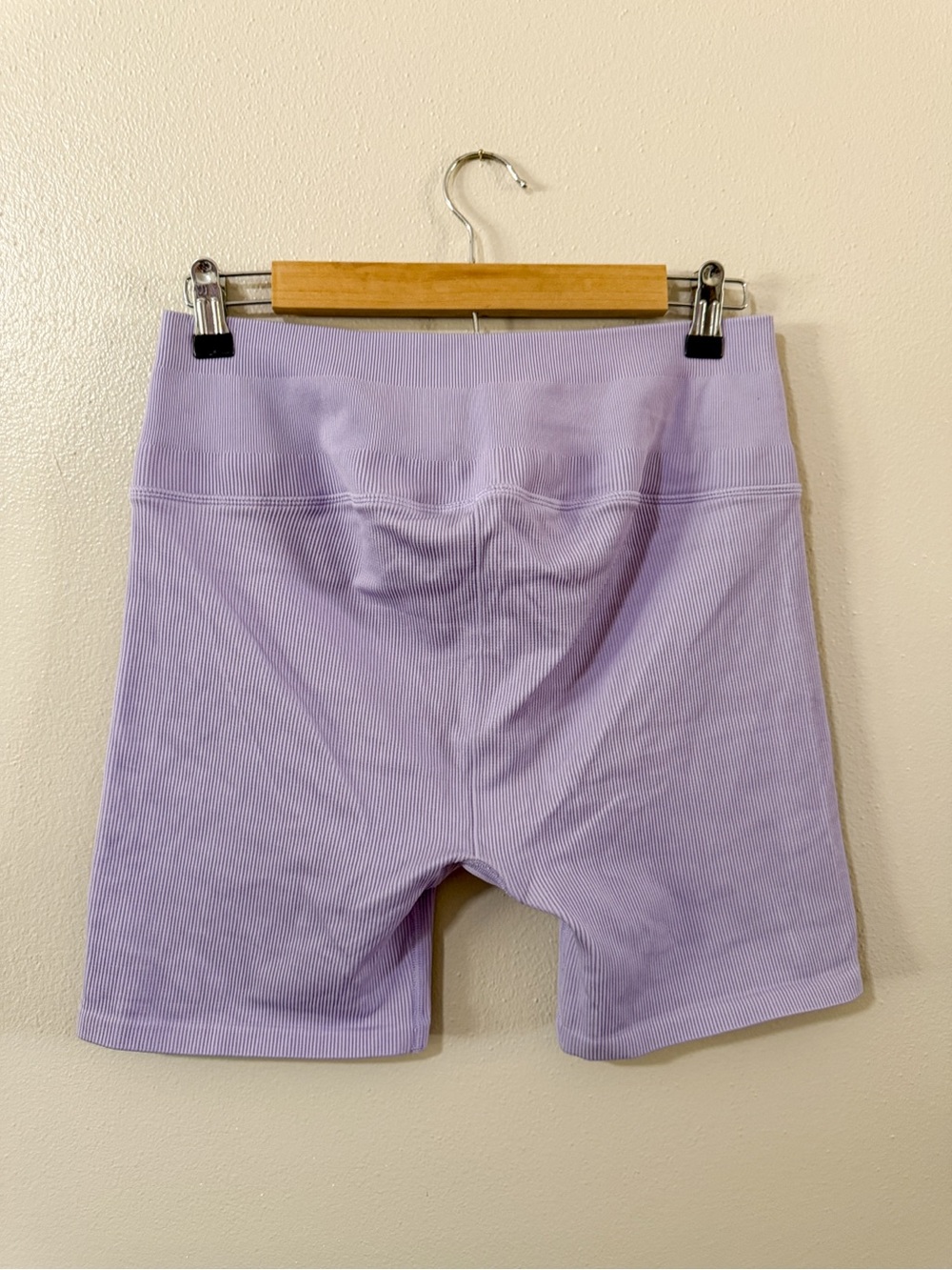 alo yoga | Seamless Ribbed Knit Favorite Short Lavender Purple - Biker Shorts - Picture 3 of 13